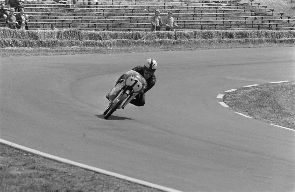 Ángel Nieto in prova con la Derbi 50 a valvola rotativa al TT di Assen del 1970