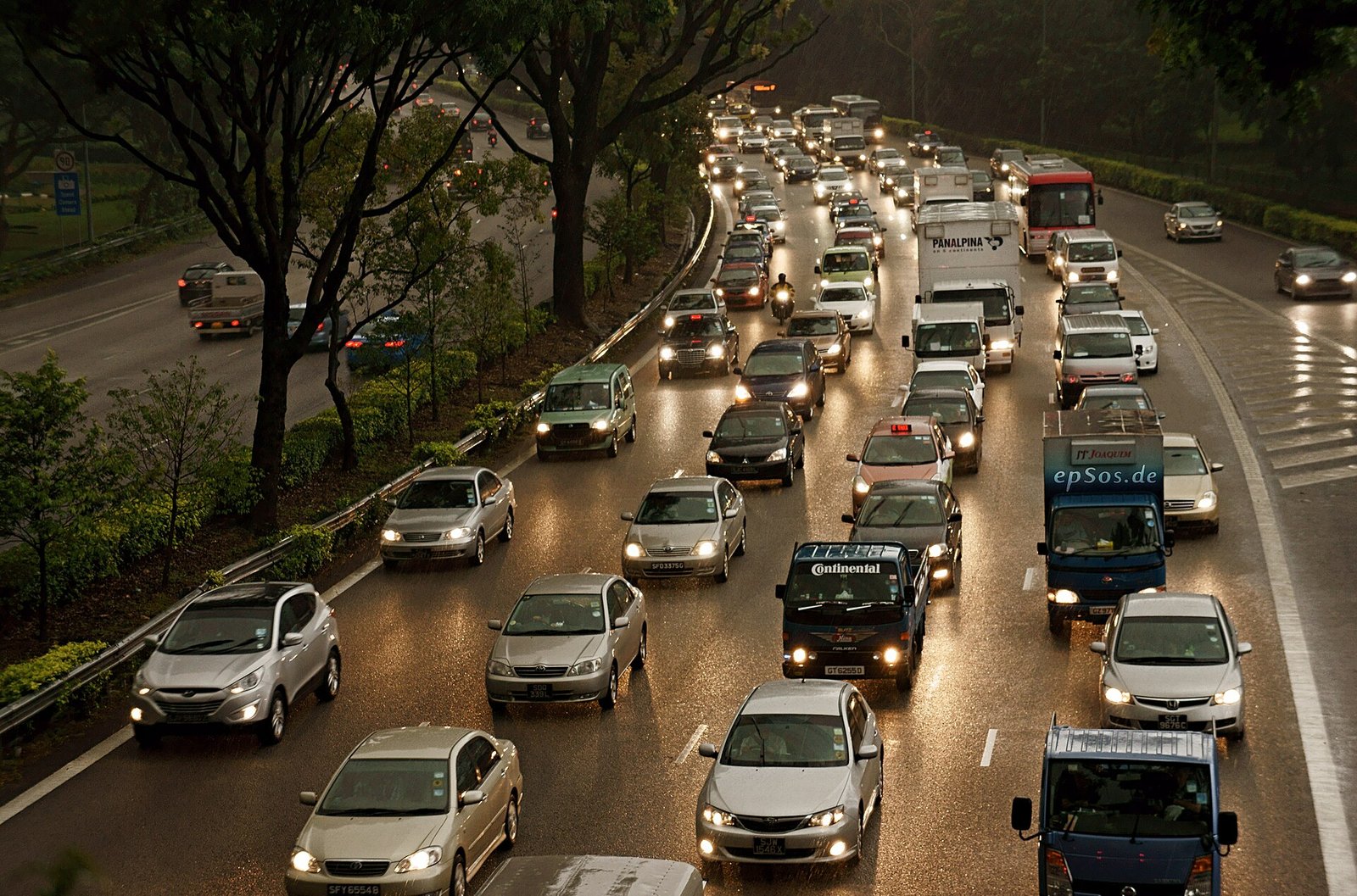 Auto ferme in coda nel traffico