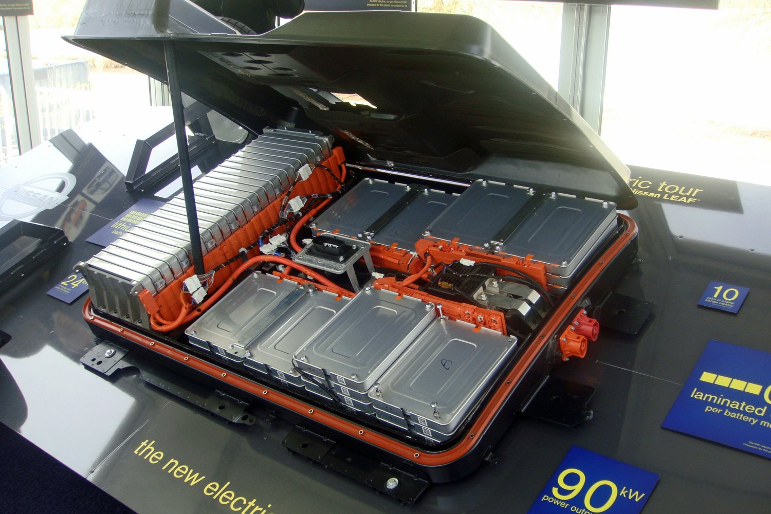 Batteria aperta di una Nissan Leaf con i moduli di celle agli ioni di litio in vista
