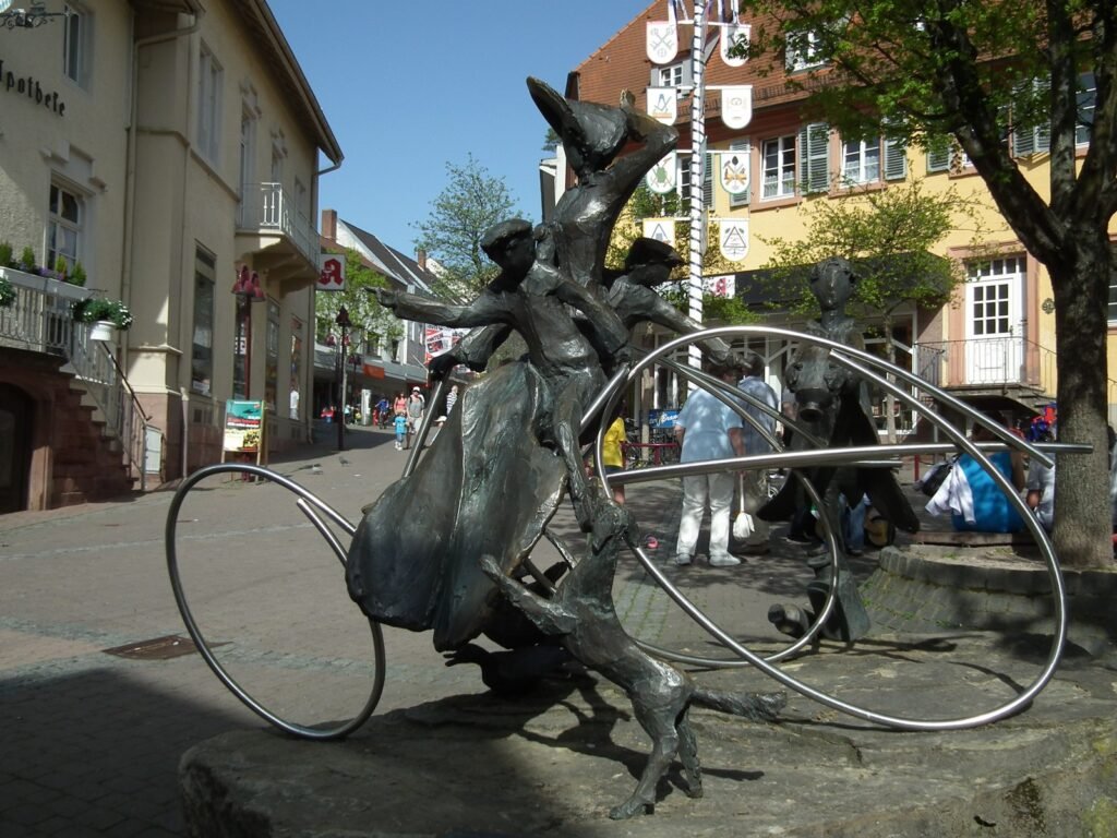 Monumento a Bertha Benz junto a la farmacia de Wiesloch donde repostó en 1888
