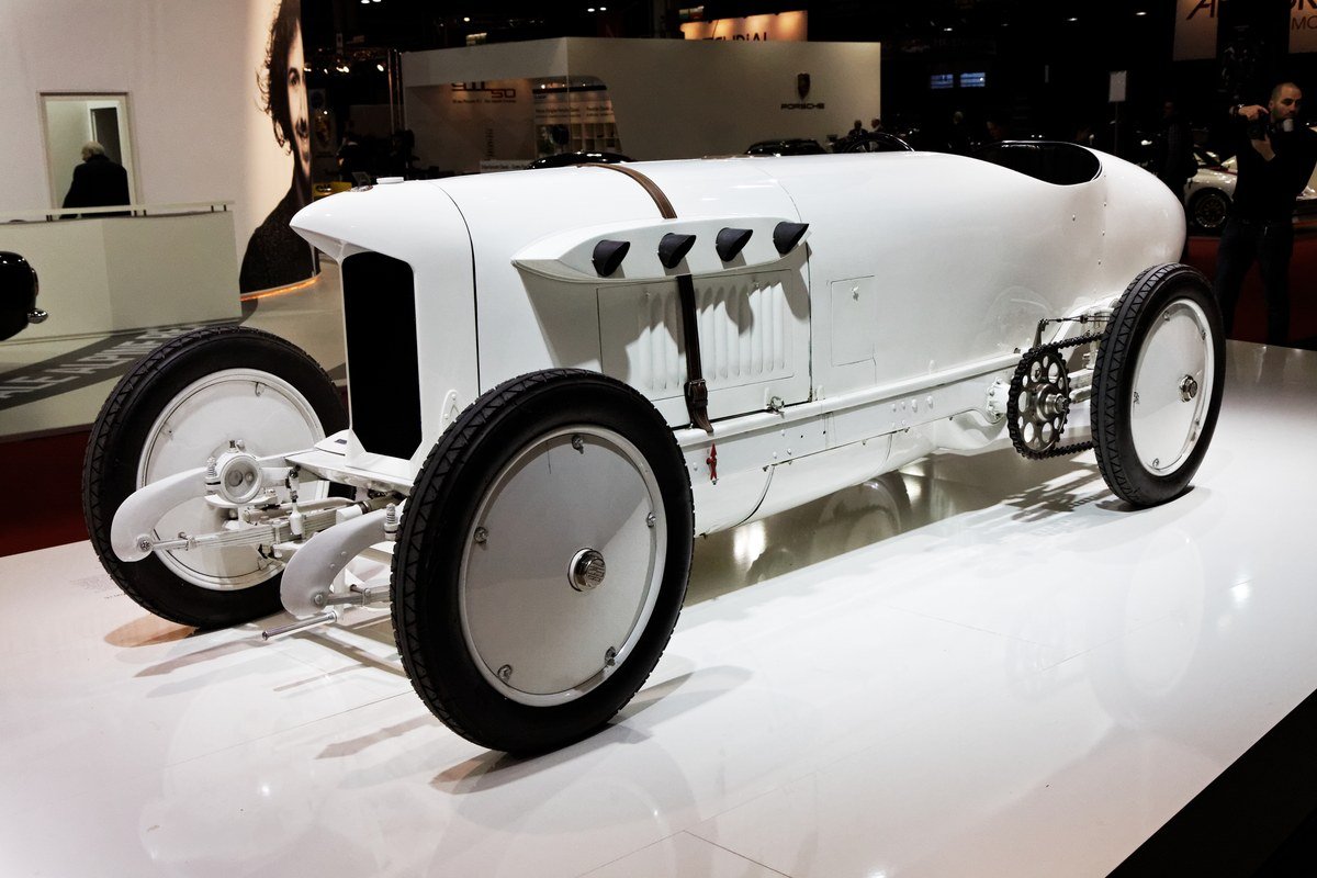 El Blitzen Benz de 1909, el coche de récord de Benz & Cie., expuesto en el salón Rétromobile de París