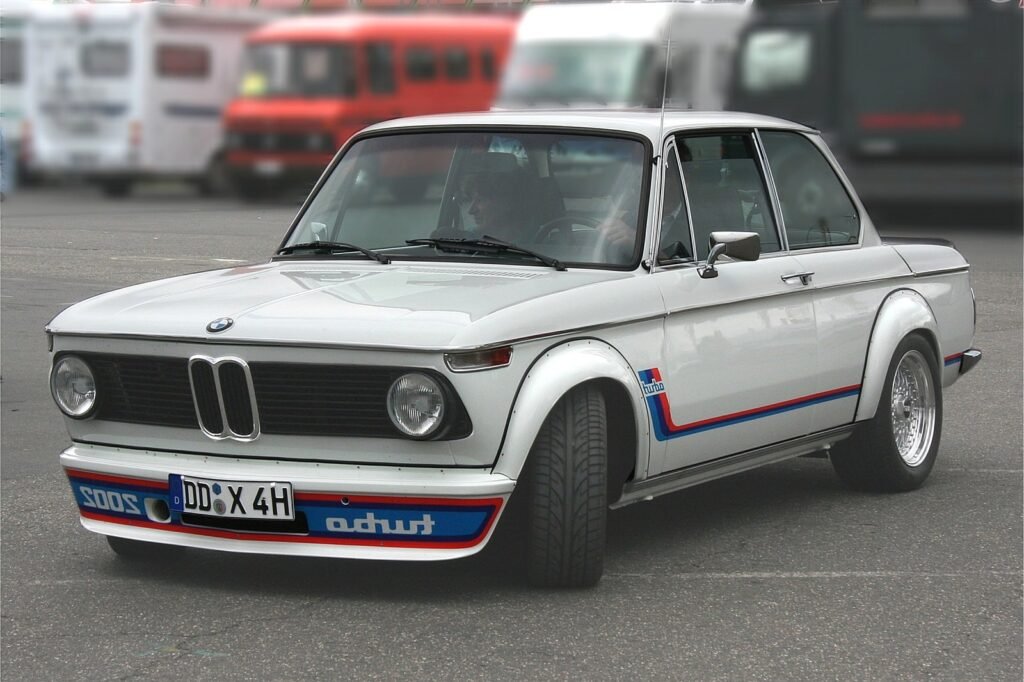 BMW 2002 Turbo blanco con la palabra turbo escrita al revés en el spoiler delantero