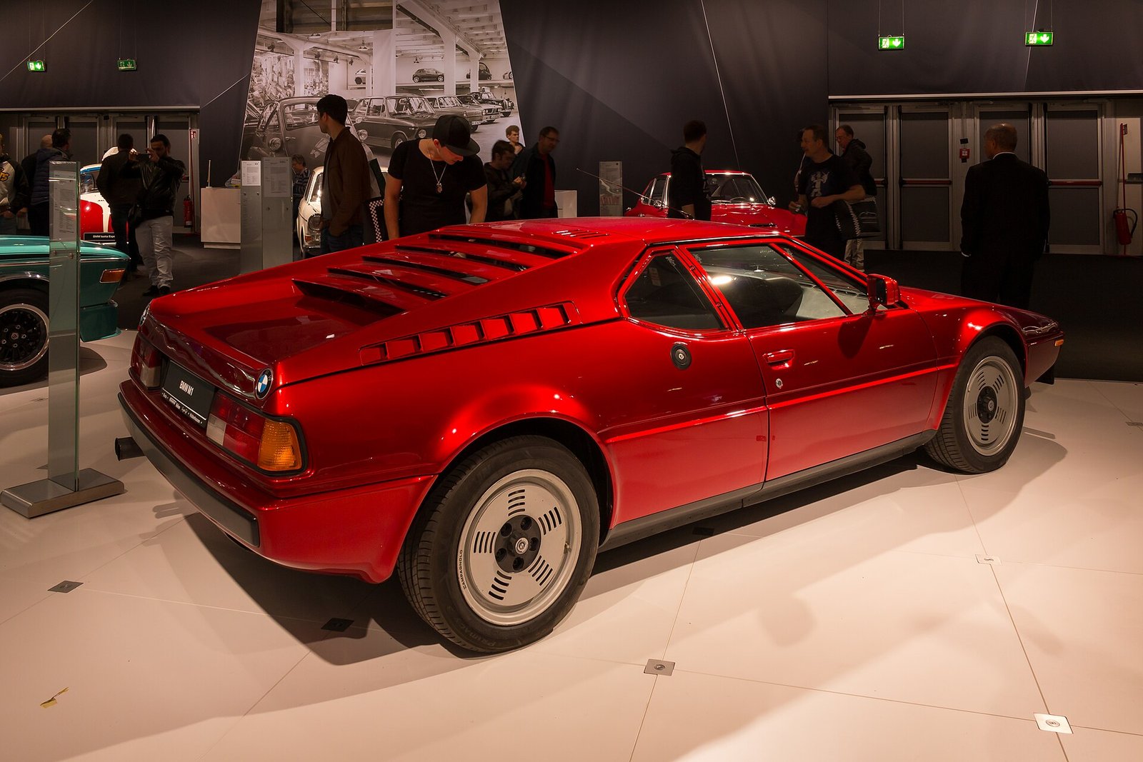 BMW M1 rojo de calle, el superdeportivo de motor central diseñado por Giugiaro