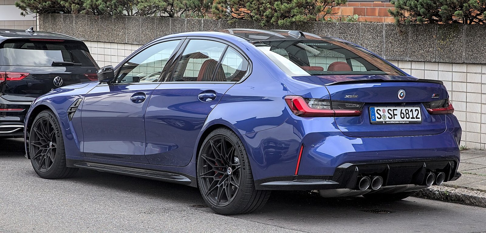 BMW M3 Competition G80 blu vista di tre quarti posteriore