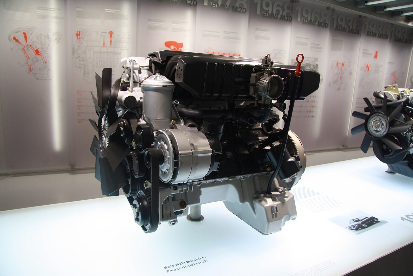 Motore BMW M50 esposto al Museo BMW di Monaco