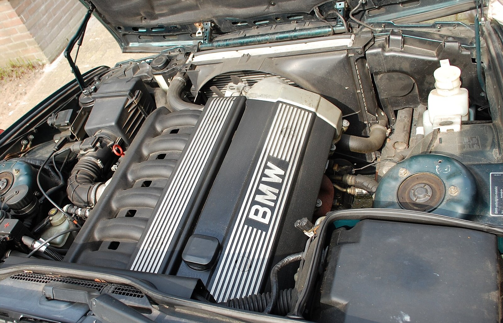 Motore BMW M50 nel vano motore