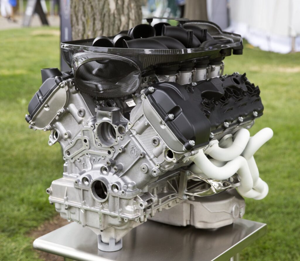 Motor V8 atmosférico BMW S65 de competición sobre un soporte