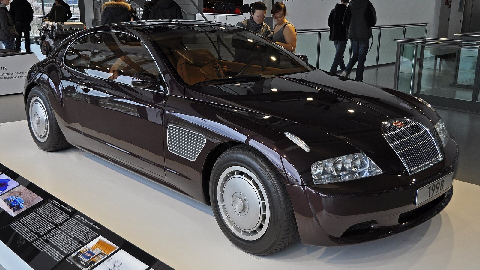 Bugatti EB 118 del 1998 disegnata da Giugiaro, con il W18