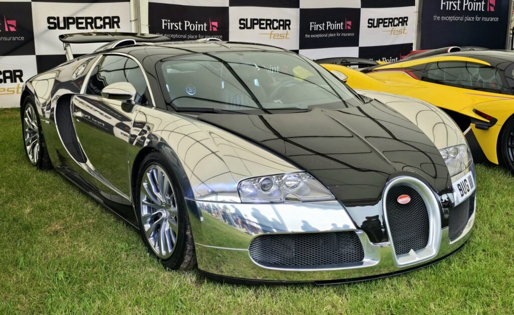 Bugatti Veyron 16.4 con carrocería cromada en una exposición