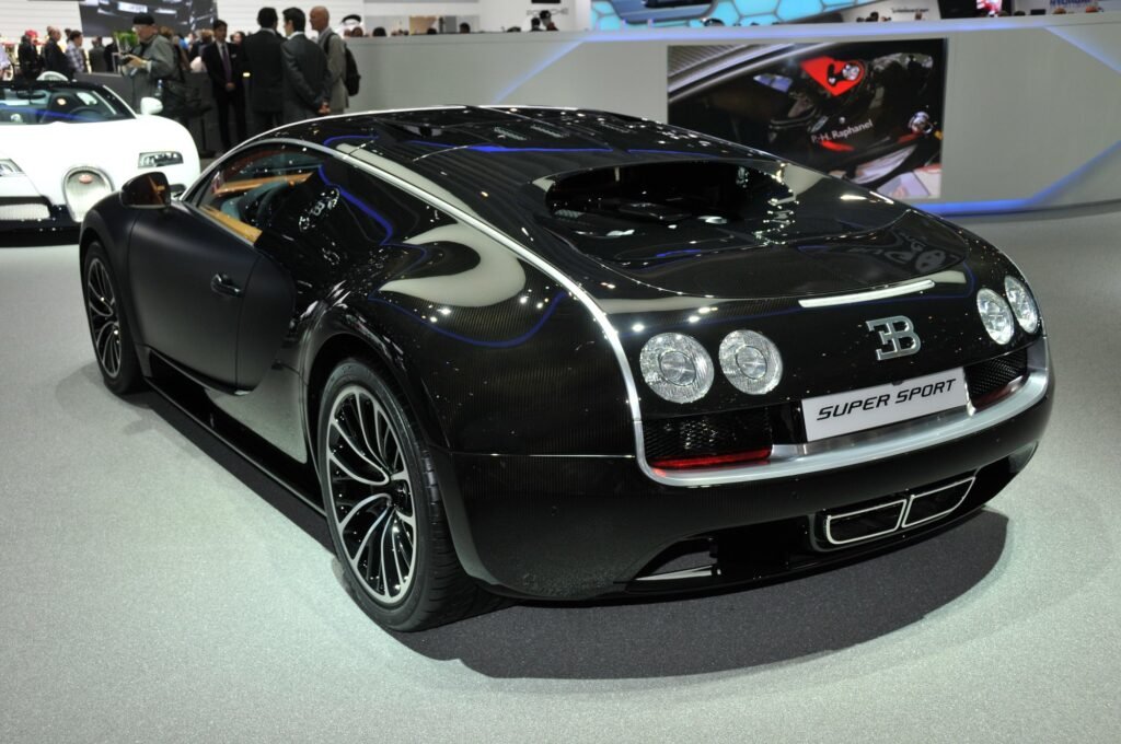 Bugatti Veyron Super Sport negro en un salón del automóvil