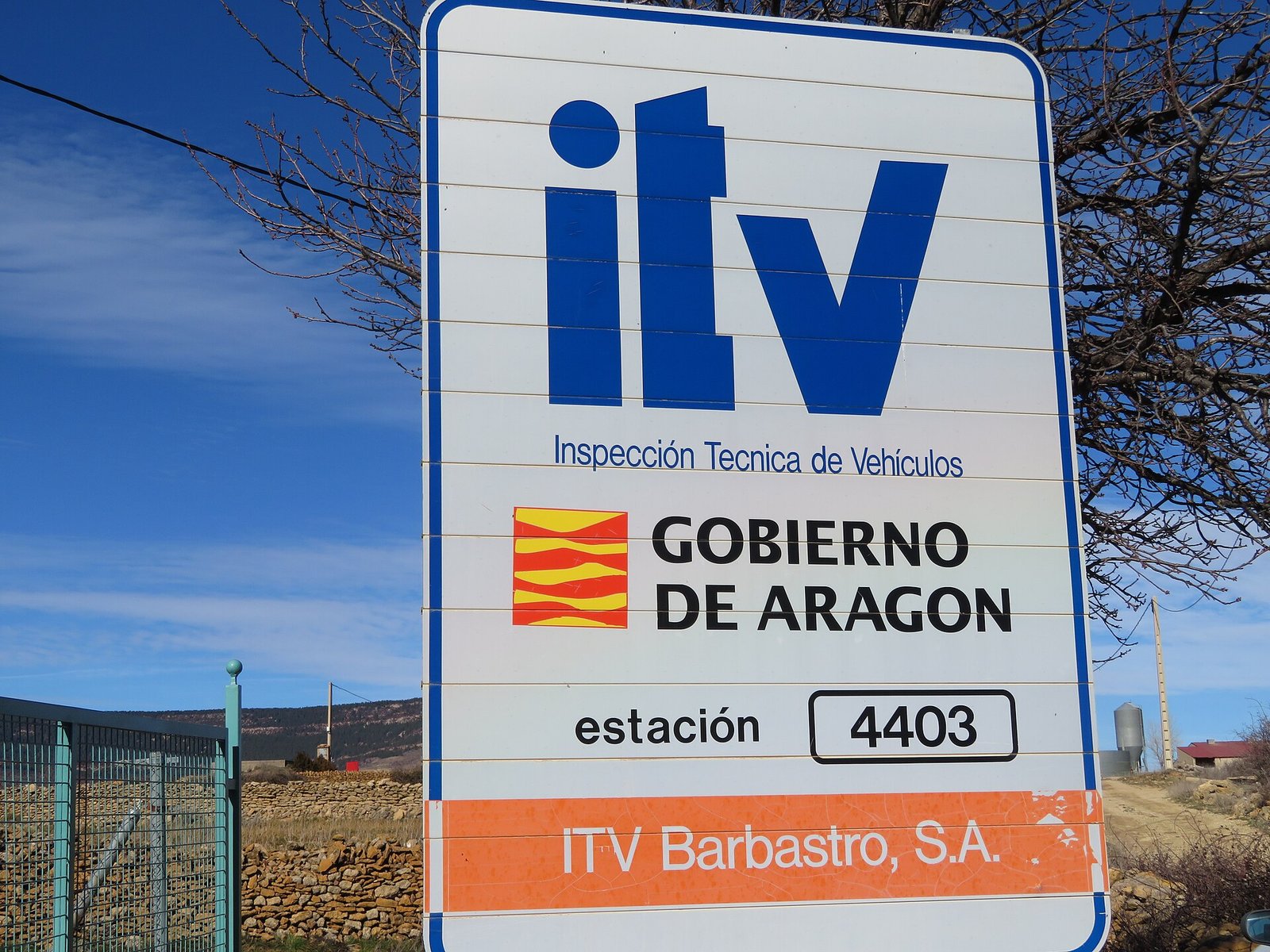 Cartel de una estación de ITV en Aragón