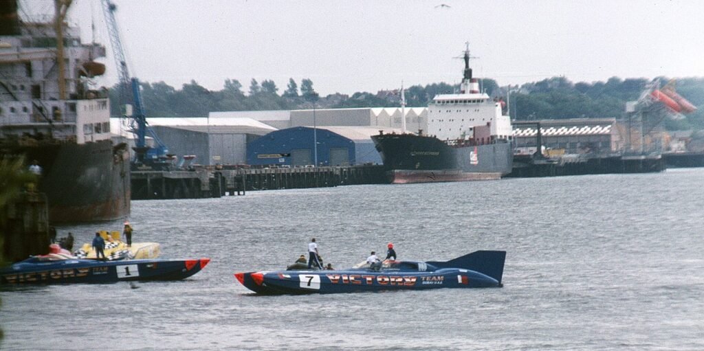 Catamarani di Classe 1 offshore del Victory Team sul fiume Tay, vicino a Dundee, nel 1994