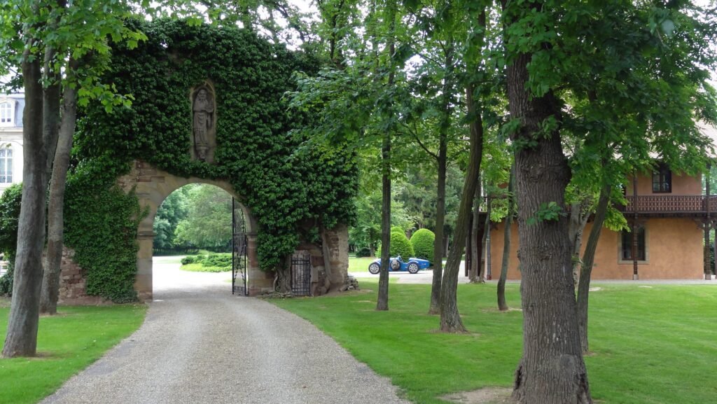 Entrada a los jardines del Château Saint-Jean, la sede de Bugatti en Molsheim