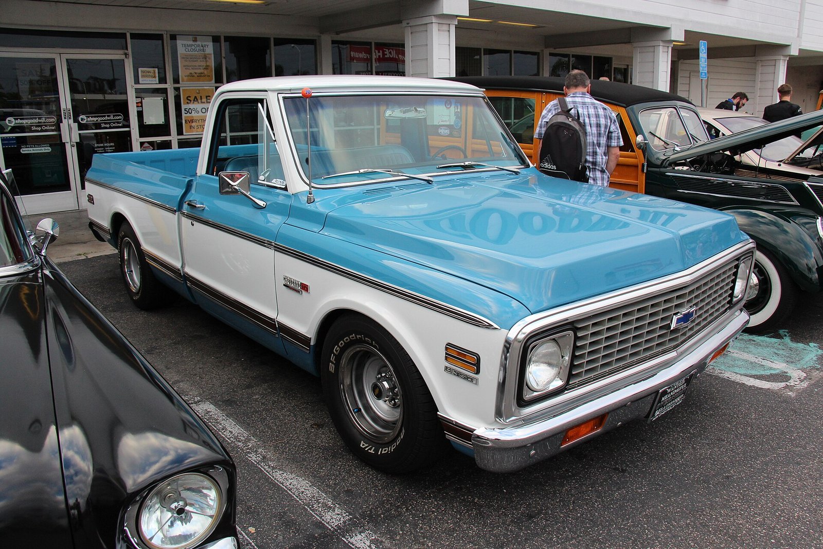 Chevrolet C10 Cheyenne del 1972 bianca e azzurra