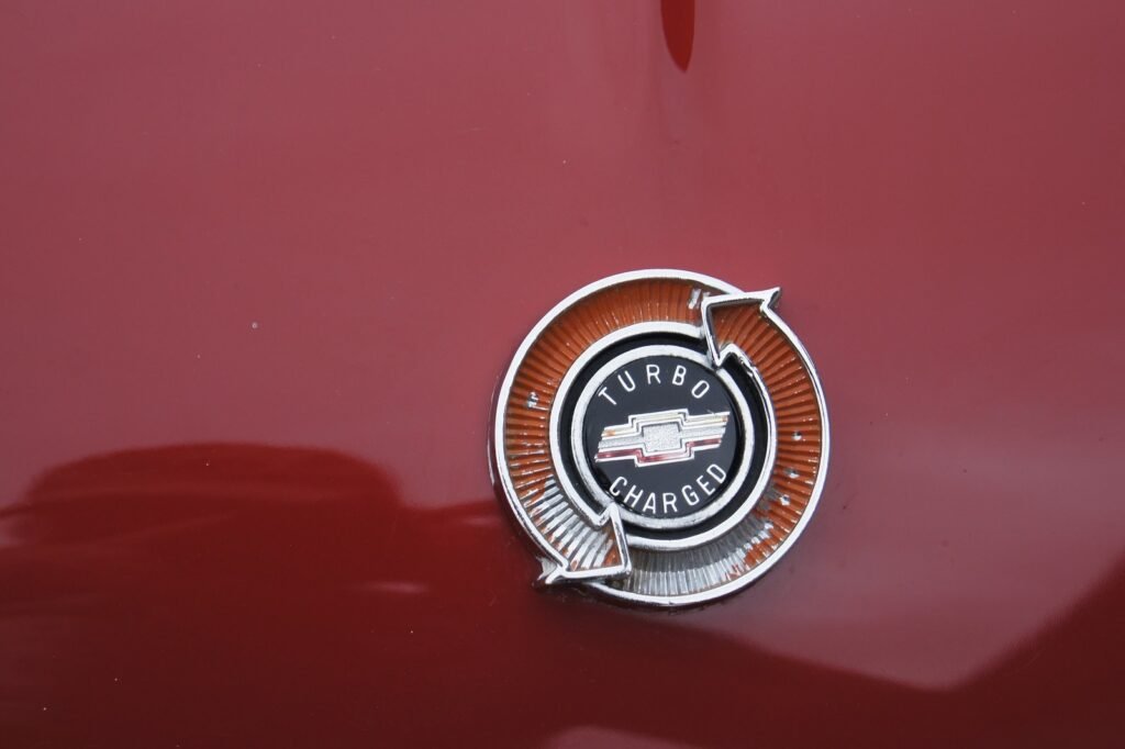 Emblema Turbo Charged de un Chevrolet Corvair Monza Spyder