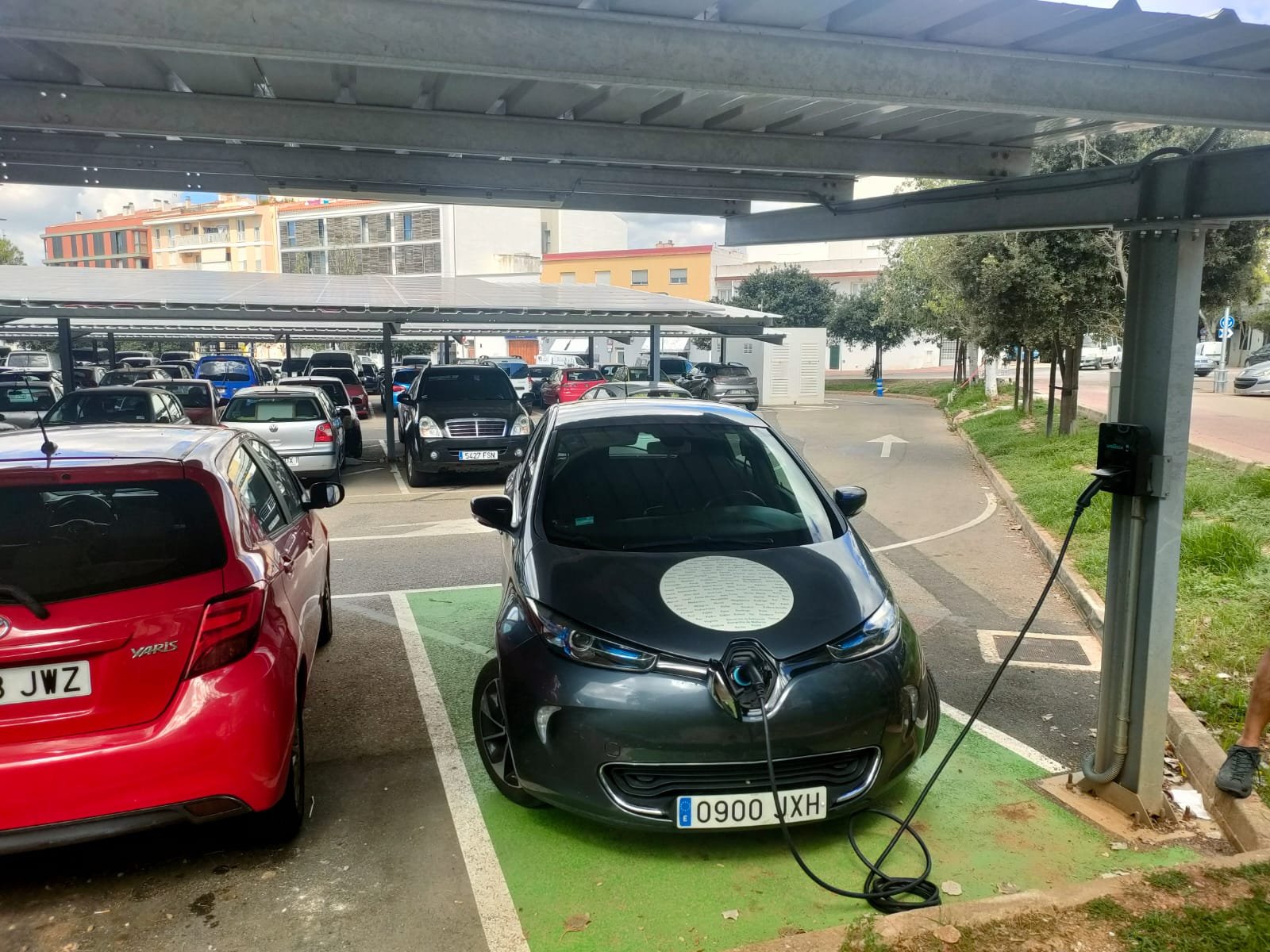Auto elettrica in ricarica a Mahón, Minorca