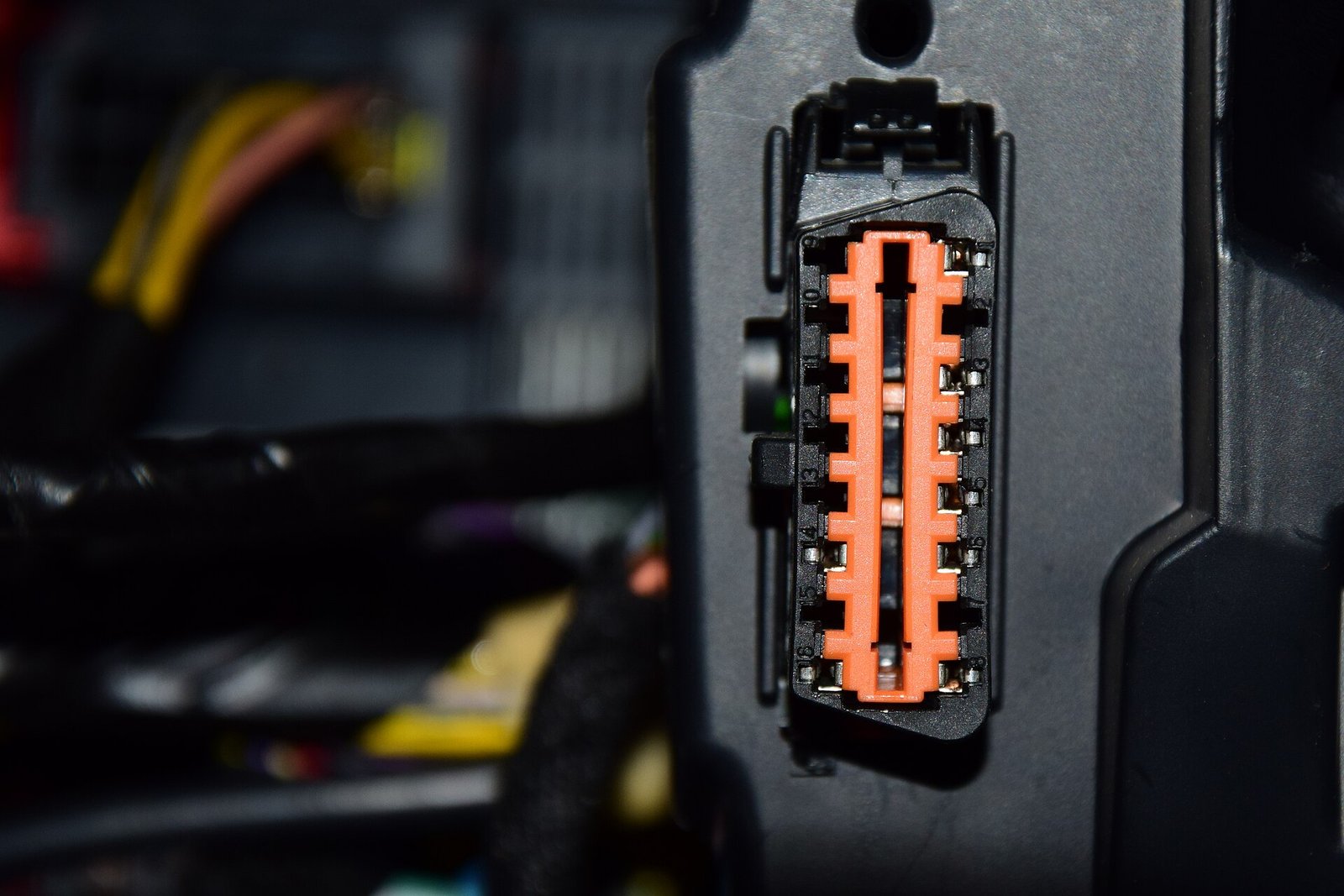 Presa diagnostica OBD di un'auto, quella che leggono le ITV spagnole