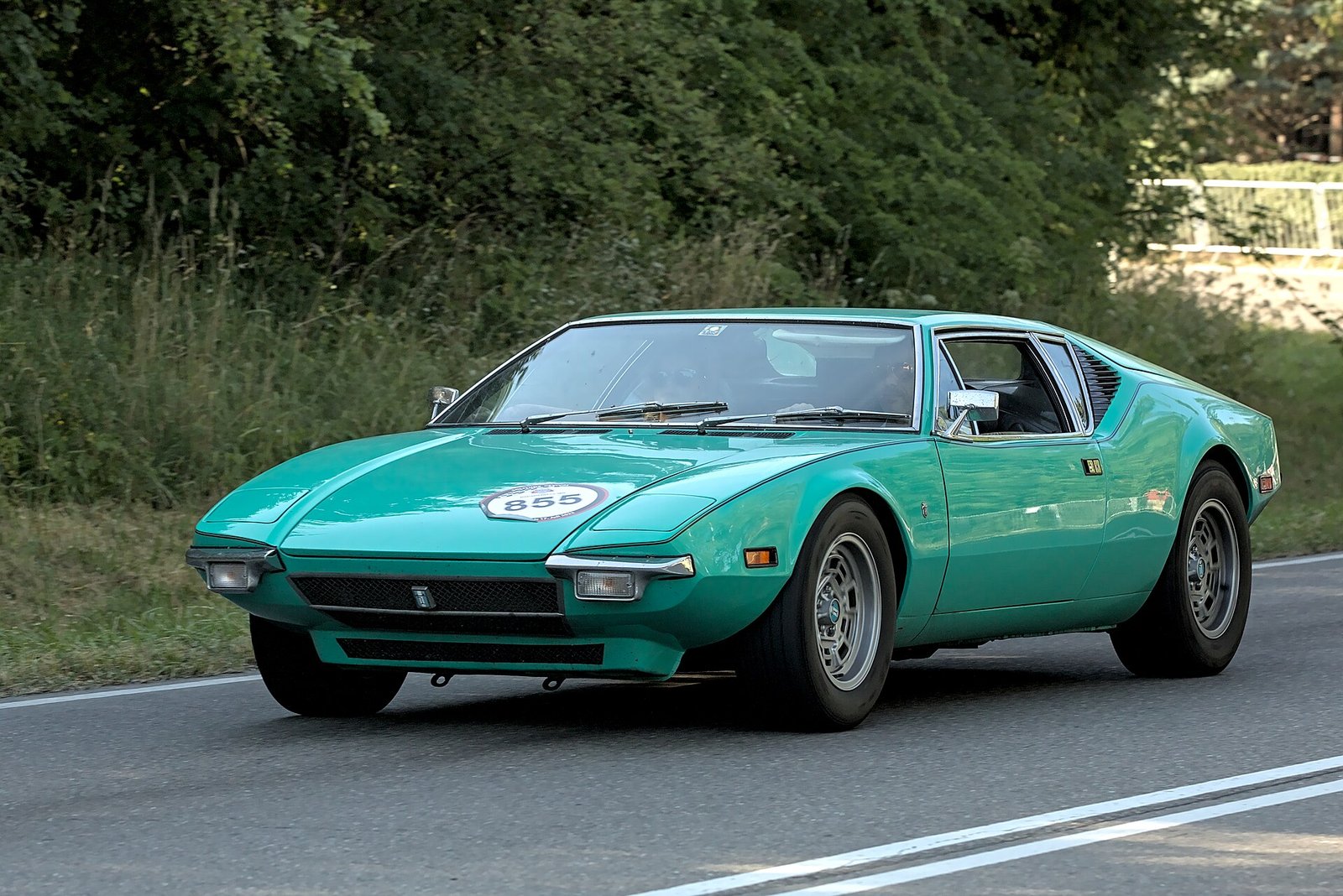 De Tomaso Pantera del 1971 color verde acqua in strada