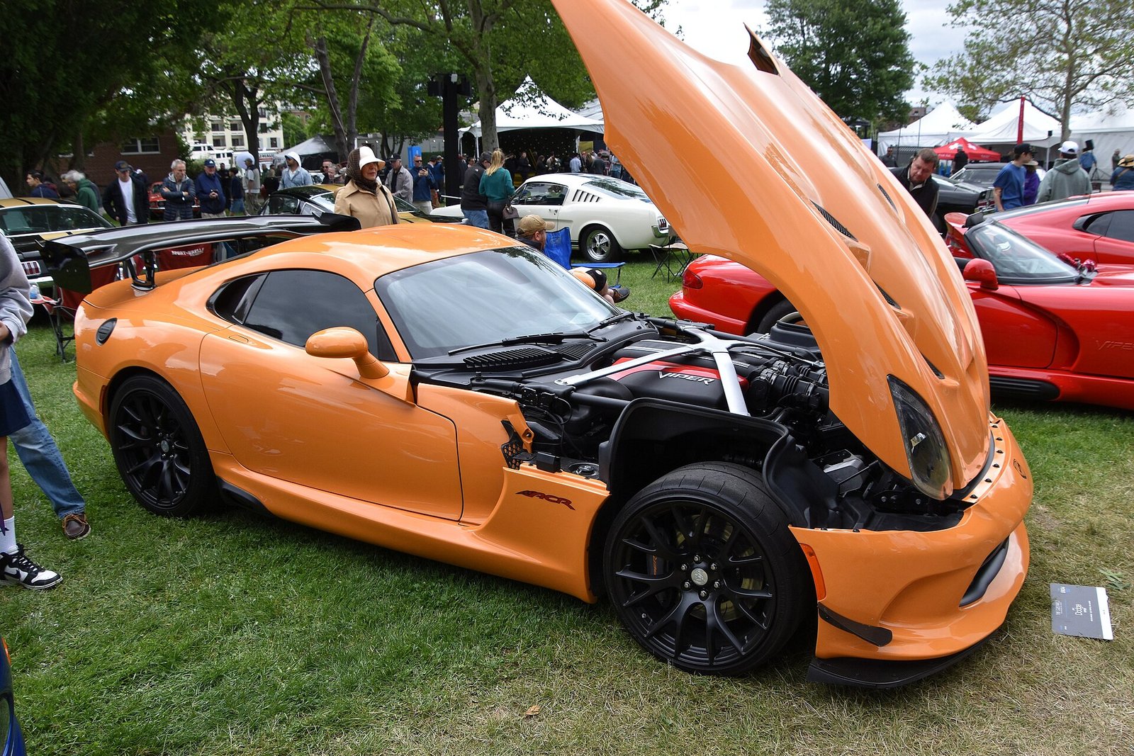 Dodge Viper ACR del 2017 con il cofano aperto e il V10 in vista