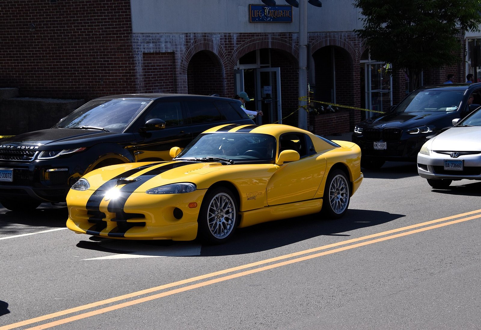 Dodge Viper GTS ACR del año 2000 en amarillo con franjas negras