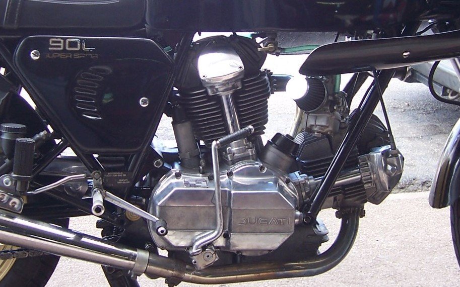 Motore bicilindrico a L della Ducati 900 SS Desmo del 1979, erede della distribuzione desmodromica di Taglioni