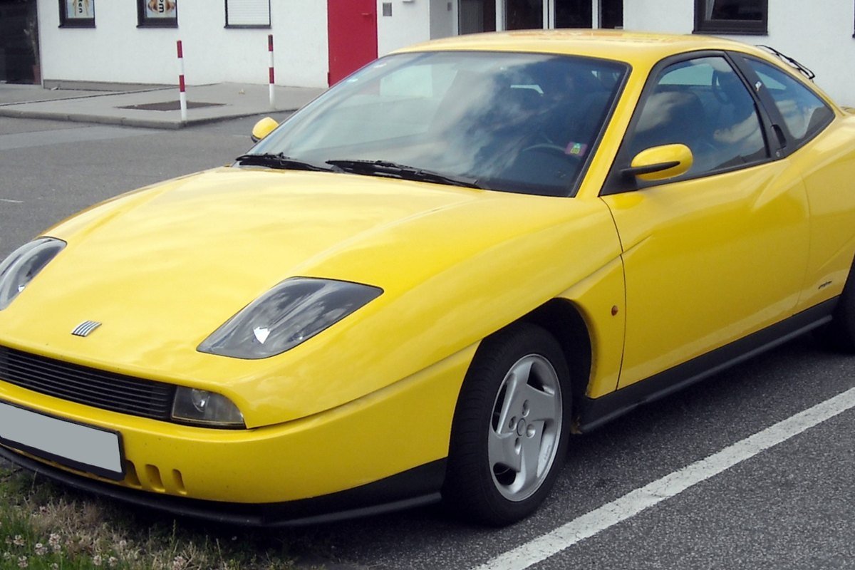 Yellow Fiat Coupé from the front three-quarter, showing Chris Bangle's slashes over the wheel arches