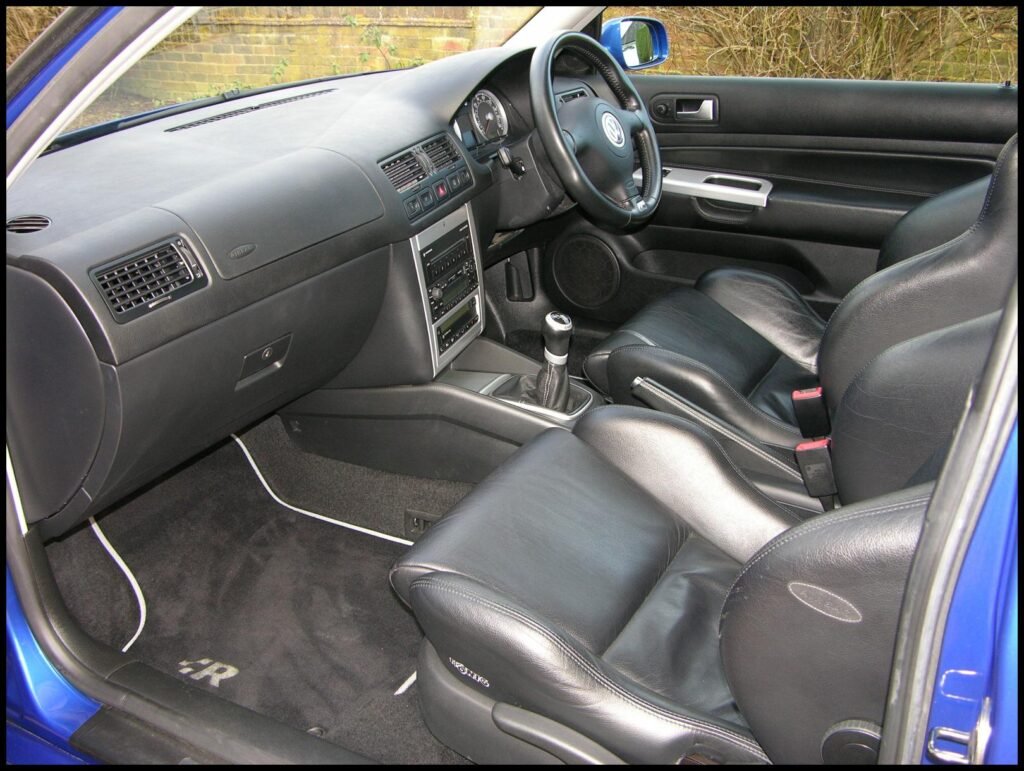 Golf R32 Mk4 interior with König bucket seats