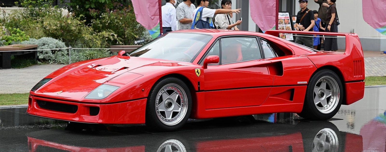 Ferrari F40 de 1990 visto de lado