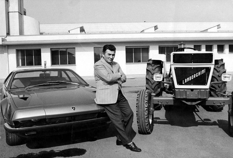Ferruccio Lamborghini en los años setenta entre un tractor y un coche de su marca