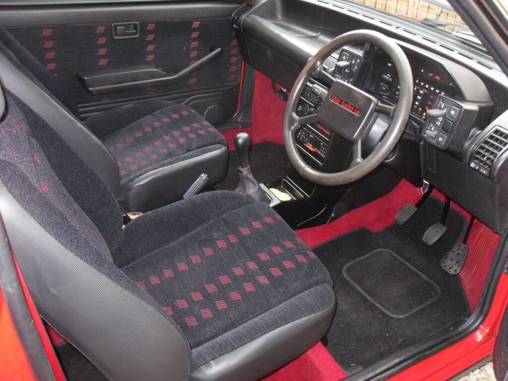 Fiat Uno Turbo i.e. interior and instrument panel