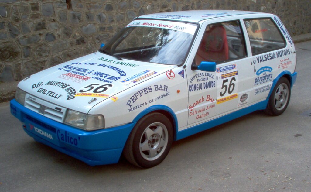 Fiat Uno Turbo i.e. con decoración de rally