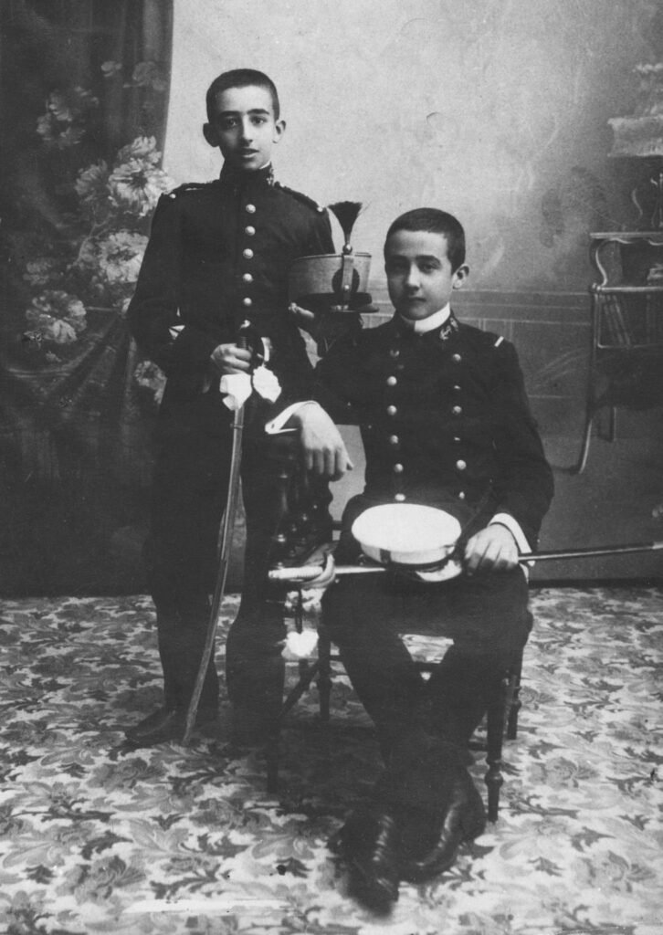 Francisco Franco, in piedi, e il fratello Nicolás in divisa da cadetto della Marina nel 1907