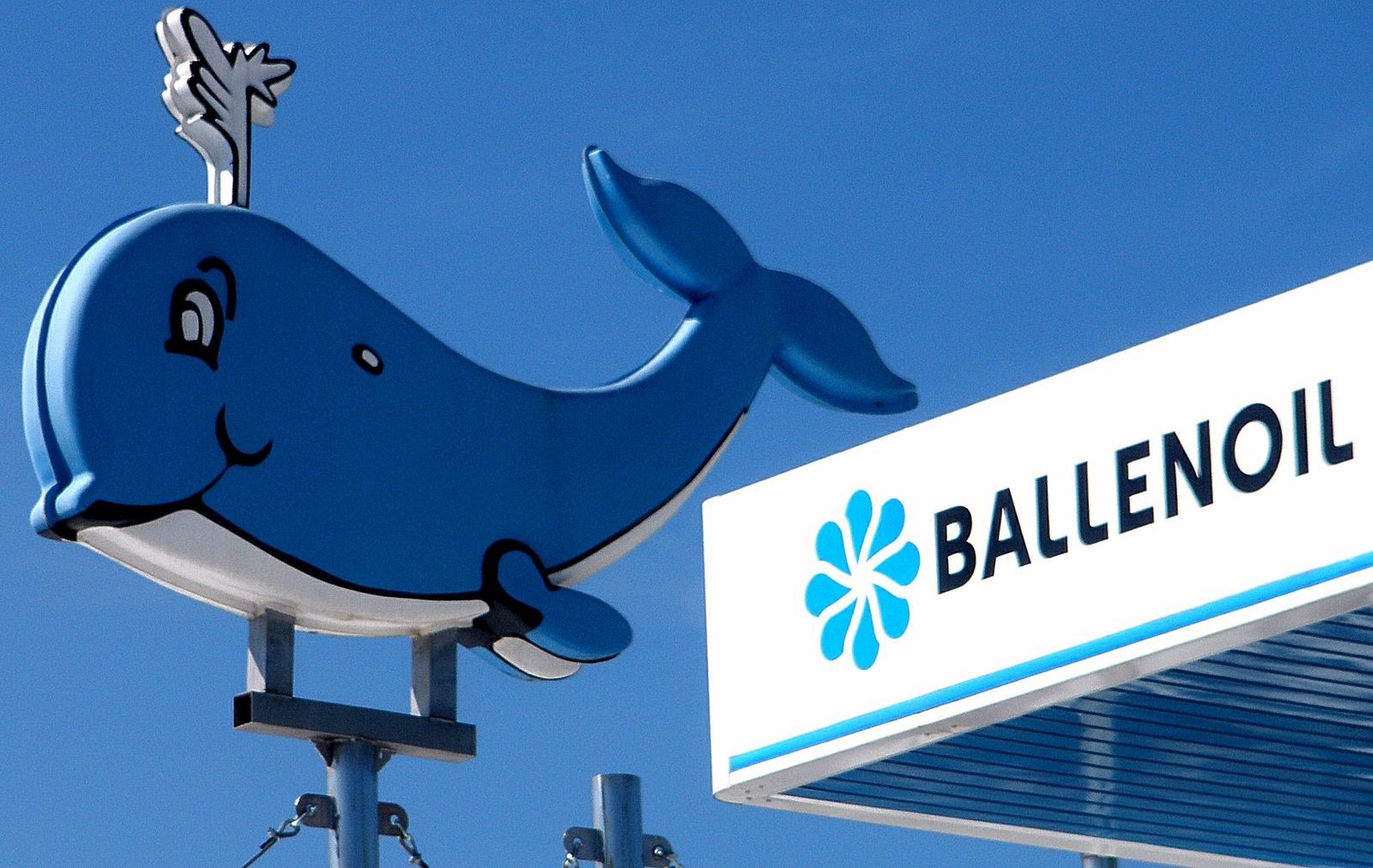 Insegna di un distributore Ballenoil a Vitoria