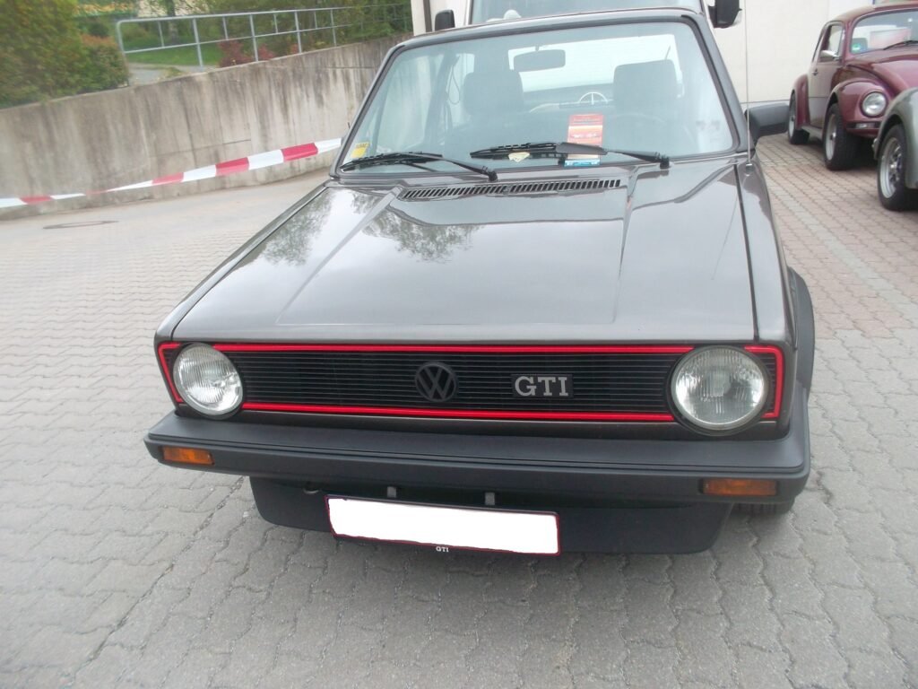 Frontal del Golf GTI Mk1 con el marco rojo de la parrilla