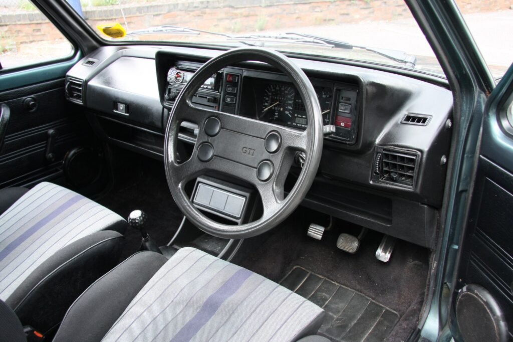 Puesto de conducción de un Golf GTI Mk1 de 1982