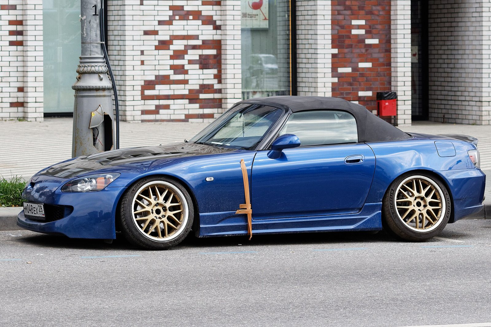 Honda S2000 con forte campanatura negativa