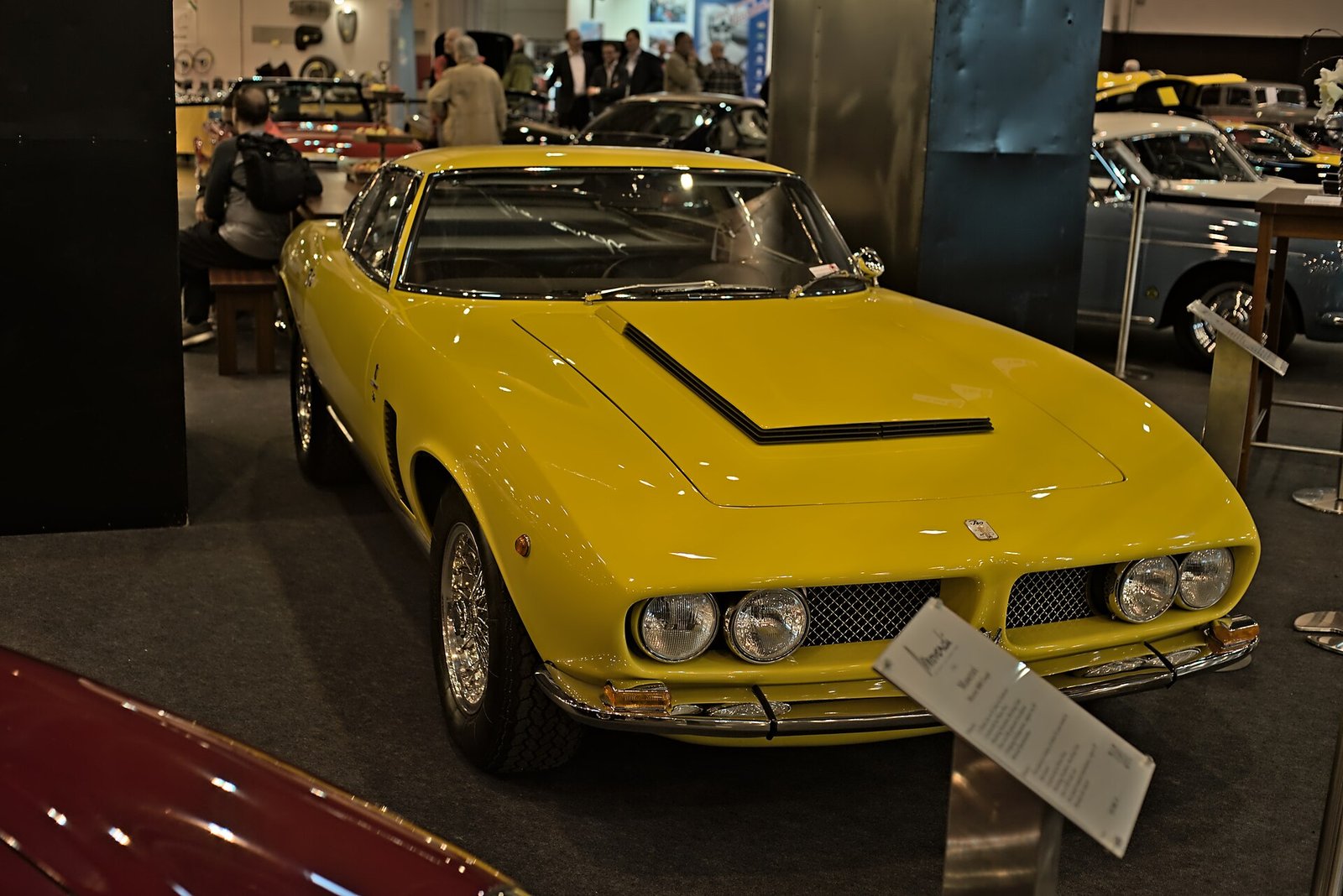 Iso Grifo 7 Litri gialla esposta a un salone