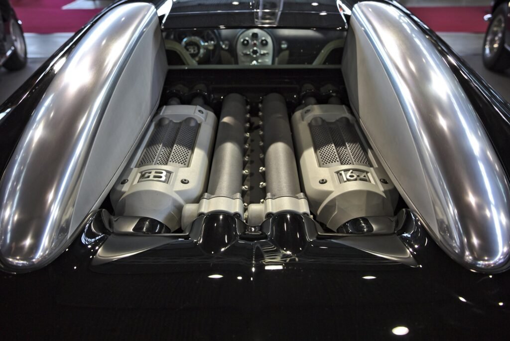 Vano motore di una Bugatti Veyron con il W16 sotto le prese d'aria