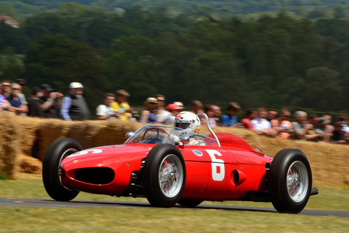 Replica della Ferrari 156 F1 "muso a squalo" del 1961, la macchina di Carlo Chiti, in pista a Goodwood