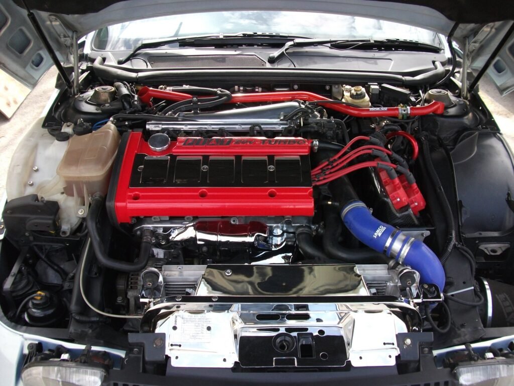 Vano motore di una Fiat Coupé 20v Turbo del 1997 con il cinque cilindri turbo e il coprivalvole rosso