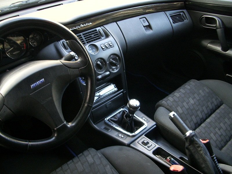 Interni della Fiat Coupé con la fascia in tinta carrozzeria sulla plancia disegnata da Pininfarina