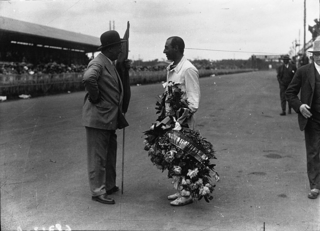 Juan Zanelli con la corona del vincitore al Gran Premio Bugatti del 1929