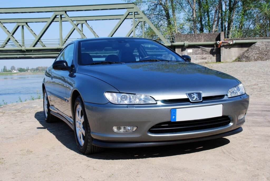 Peugeot 406 Coupé grigia, nata dalla proposta di Pininfarina scartata da Fiat per la Coupé