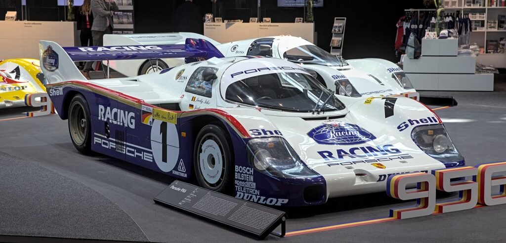 Porsche 956 nei colori Rothmans, il modello con cui Vern Schuppan vinse Le Mans nel 1983