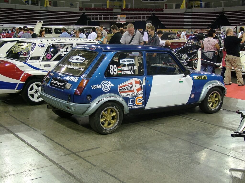 Renault 5 Alpine Gruppo 2 in livrea da rally esposta