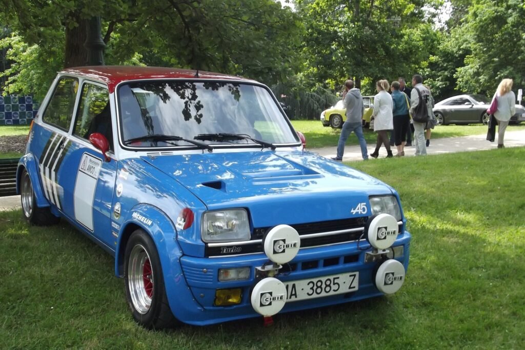 Renault 5 Copa blu da rally con targa spagnola di Malaga