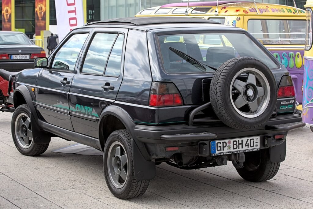 Posteriore di una Volkswagen Golf Country con la ruota di scorta sul supporto apribile del portellone