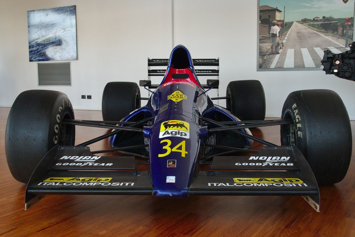 Lambo 291 del Modena Team de 1991, el único Lamborghini de Fórmula 1 completo, con el número 34 de Nicola Larini