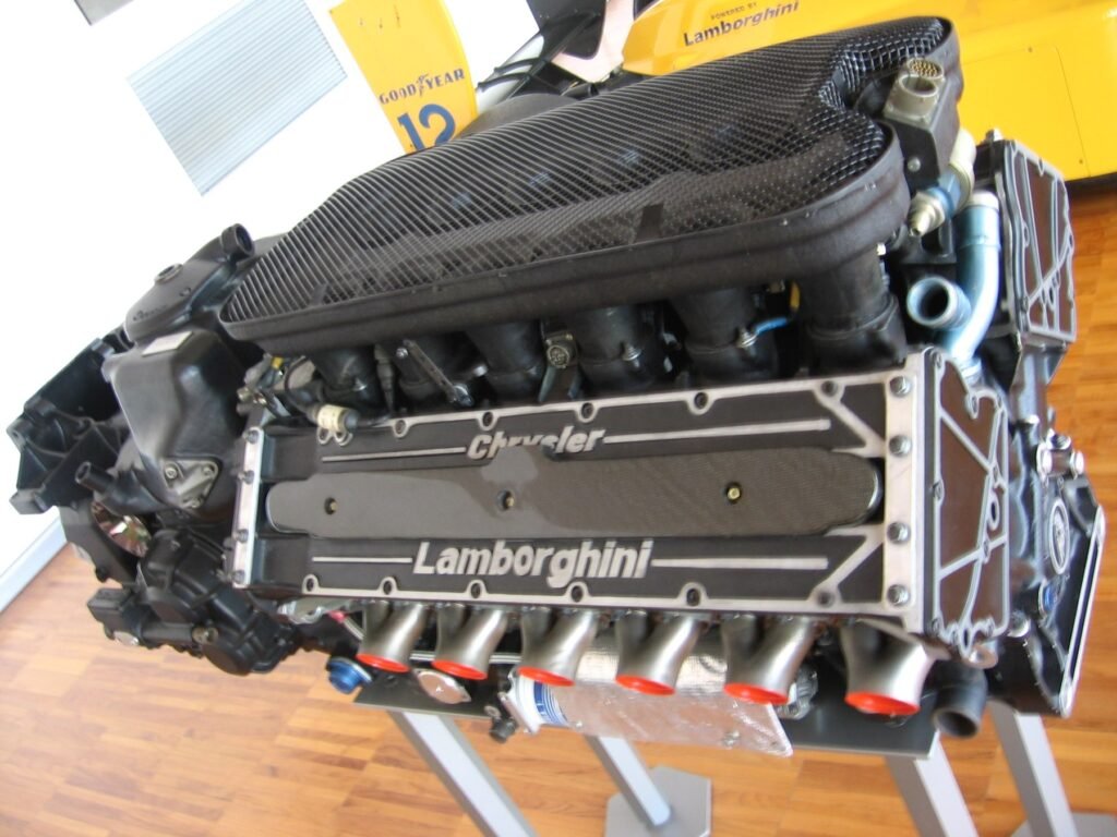 Motore V12 Lamborghini LE3512 di Formula 1 a 80 gradi con i coperchi marcati Chrysler e Lamborghini