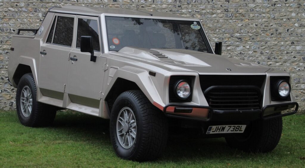 Lamborghini LM002 de 1991, el todoterreno que podía pedirse con el V12 marino L804